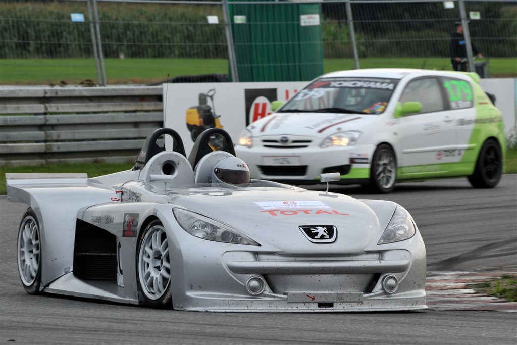Den vindende Peugeot Spider foran den Toyota Corolla, hvis ene chauffør – Michael Blom – måtte stoppe under løbet for at blive viet i Padborg Parks ryttergård.
(Foto: Morten Alstrup)